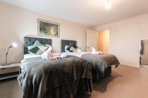 BEST PRICE! - HUGE 3 Bed 2 Bath City Centre Top Floor Apartment, Up to 10 guests - FREE SECURE PARKING - SMART TV - SINGLES OR KING SIZE BEDS